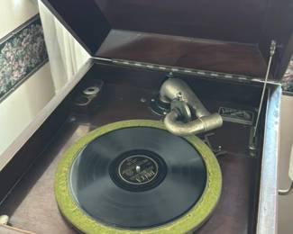 Victor Victrola VV-80 Phonograph