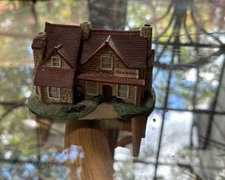 Dover Castles "Fox & Hounds" Miniature Building