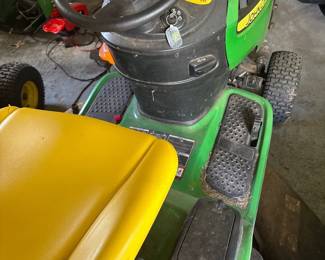 John Deere D130 Riding Lawn Mower