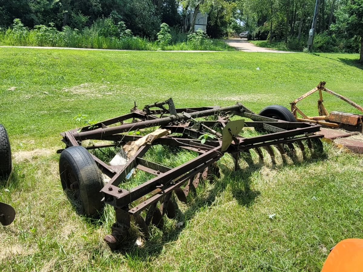 Disc tractor implement