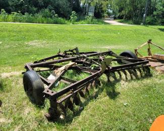 Disc tractor implement 