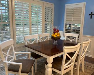 Expandable dining table