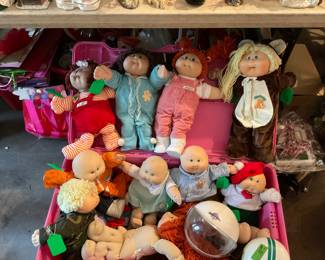 COLLECTION OF CABBAGE PATCH DOLLS