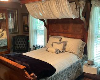 HALF TESTER BED WITH FAUX FUR THROW