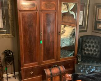 WARDROBE, CAN BE BROKEN DOWN FOR EASY MOVE