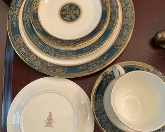 SET OF ROYAL DOULTON CHINA CARLYLE PATTERN - SERCICE FOR 6 WITH SERVING PIECES