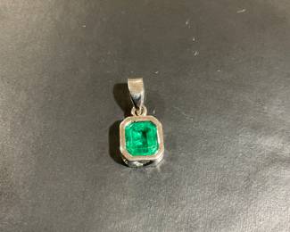 EMERALD PENDANT . EMERALD IS ALMOST FLAWLESS AND TOTAL WEIGHT OF 2 CARATS