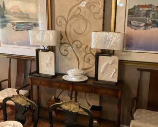 THEODORE ALEXANDER TABLE, ETRUSTIAN PORCELAIN PLAQUE LAMPS WITH BIRD SCENES