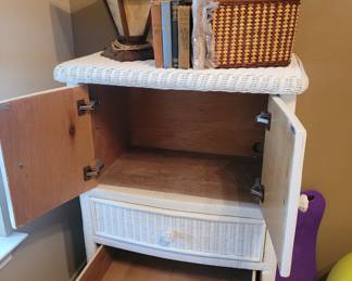 Dresser, vintage books