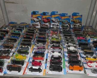 2416  99 Hot Wheel Die Cast Cars 