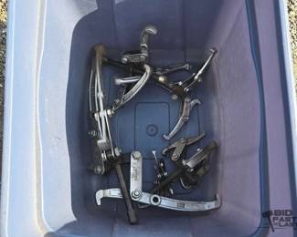 3900  Gear Pullers in Tote 