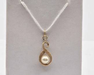 720  14k Gold and Pearl Pendant, 1.2g 
