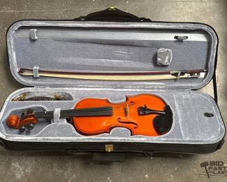2562  Marquis MV 100 44 Violin with Bow 