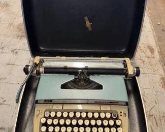 8418  SmithCorona Classic 12 Typewriter in Case 