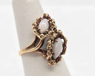 810  10k Gold and Opal Ring, 4.6g 