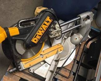 2316  DeWalt 12 Double Bevel Sliding Compound Miter Saw 