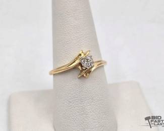 724  14k Gold Ring with Diamond, 2.6g 