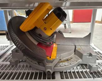 2264  DeWalt 12 Compound Miter Saw 