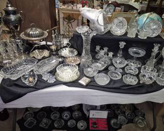 Much glassware. Crystal and cut glass