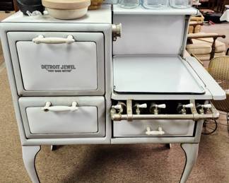 Vintage "Detroit Jewel" gas stove 