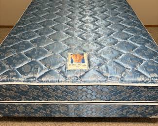Like-new Queen Sealy Posturepedic bed
