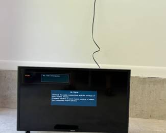 Samsung HD flatscreen TV and remote, 32”