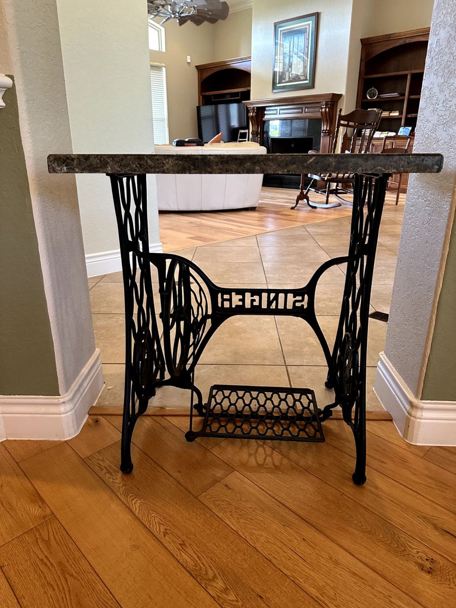 Singer sewing ttopable with Granite 