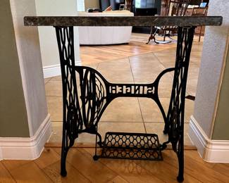 Singer sewing ttopable with Granite 