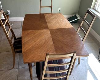 Table with 4 chairs also includes 2 Leaves