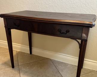 Dining table that expands to sat Six