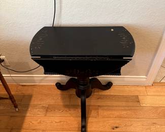 Folding Leaves round table