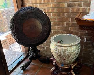 Can you see the feet on this tilt top?