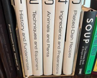 Modernist Cuisine 5 vol. in acrylic case
