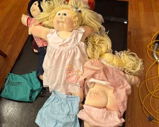 9 babies hand signed by Xavier Roberts in 1982 clothes signed as well!!!! 