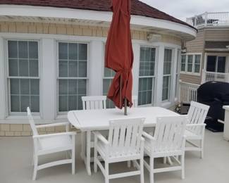 Polyresin dining set seats 6; market umbrella