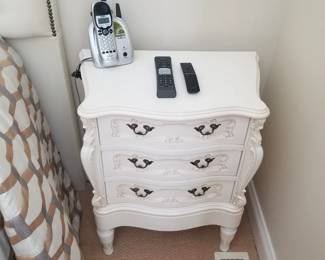 King bedroom suite: 3-drawer nightstand