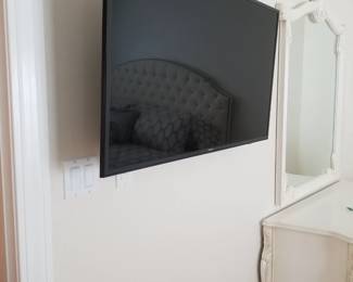 Flat screen TV with mounting bracket