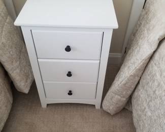 3-drawer nightstand