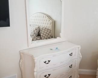 King bedroom suite: dresser with mirror