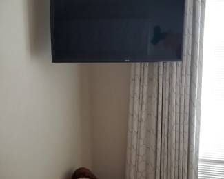 Flat screen TV with mounting bracket