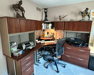 Amazing O'Sullivan Furniture (USA) Six Piece Modulor Office Furniture Available and Fabulous Vintage Herman Miller Ergonomic Office Chair, 27"W x 24"D x 43"H.