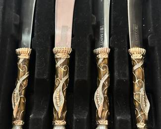 Vintage 2 Saints Set of Four Decorative Spreader Knives with Enamel Handles from 2 Saints.