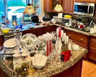 Fantastic and Full Kitchen with Everything you Need to Fill in Those Gaps!