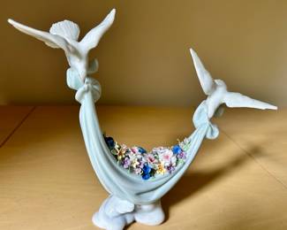 Rare Lladro 6579 White Doves Figuring with Amazing Porcelain Flower Detailing.