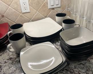 Square Corelle Hearthstone 16 pc Stoneware Set for 4