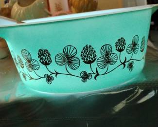 Pyrex Cloverberry dish in great condition 