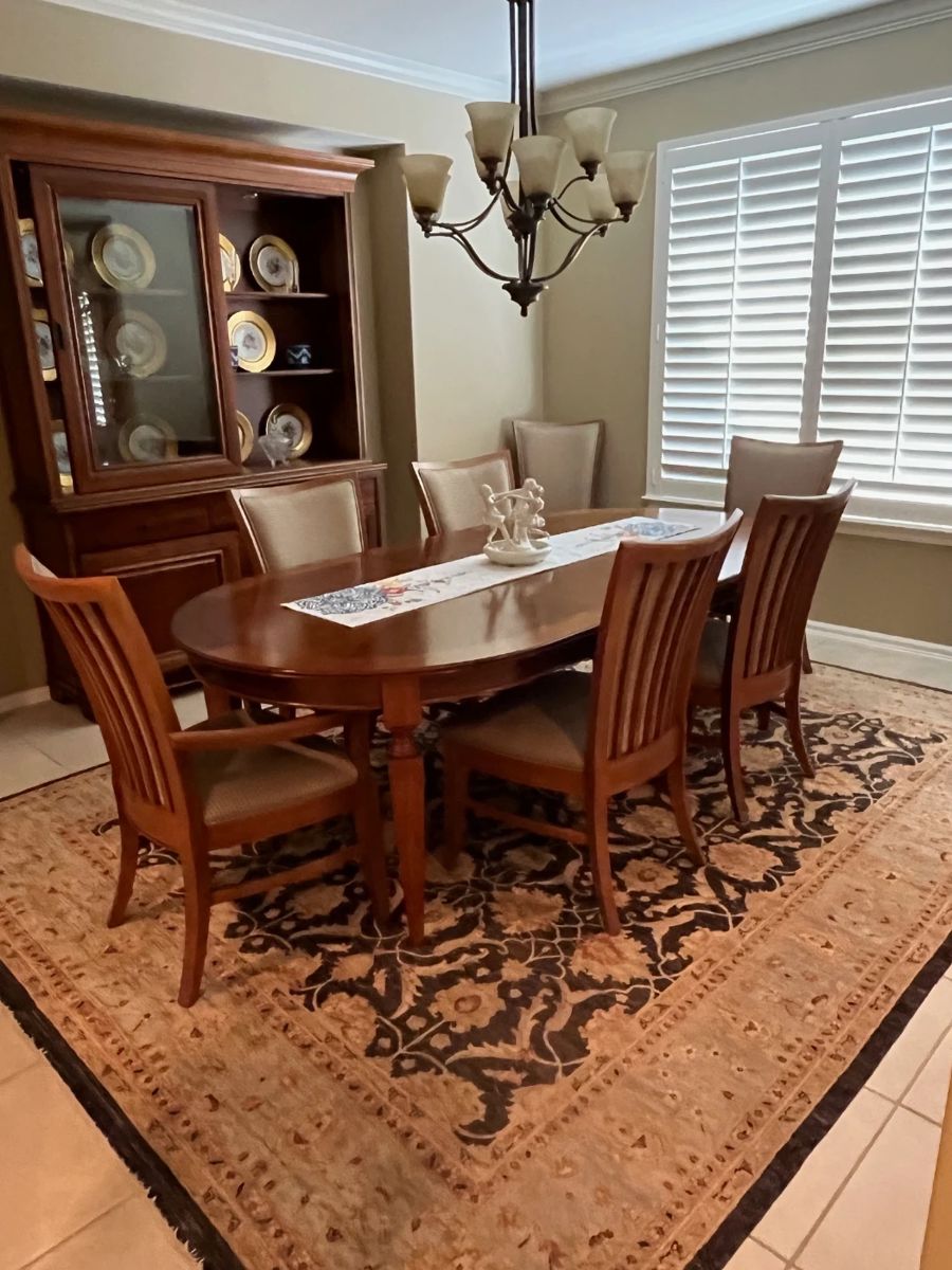 Stanley dining set with 8 chairs, lighted china cabinet and 2 leaves.  Amazing condition. Comfortable chairs.