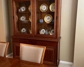 Easily holds 12 dinner plates standing.