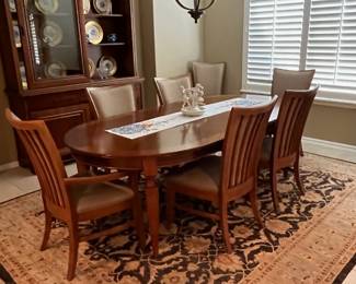 Stanley dining set with 8 chairs, lighted china cabinet and 2 leaves. Amazing condition. Comfortable chairs.