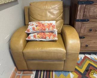 7000 Leather Recliner with Pillows
